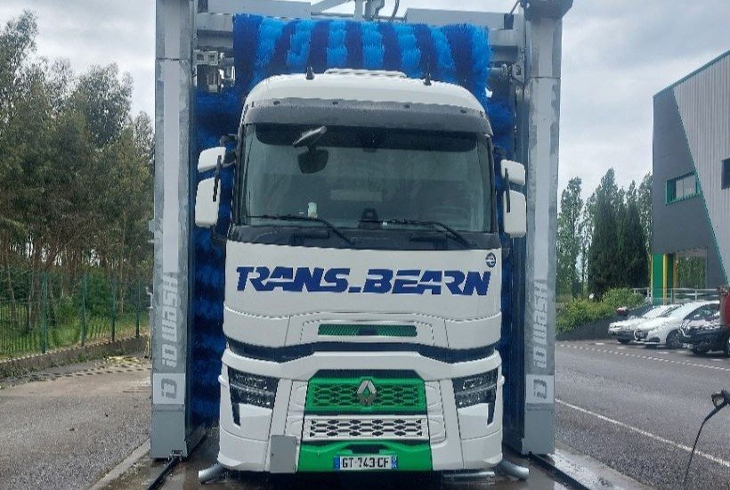 Camion transport Bearn dans un portique Id3